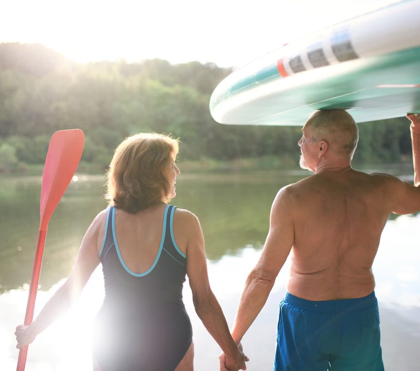 Couple with standup pandleboard